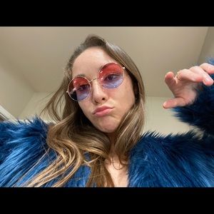 Meet your Posher, Desi